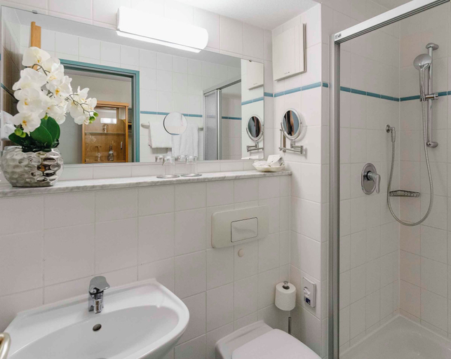 Bathroom 4, PLAZA INN Blankenburg Ditzingen, Sure Hotel Collection, Ludwigsburg