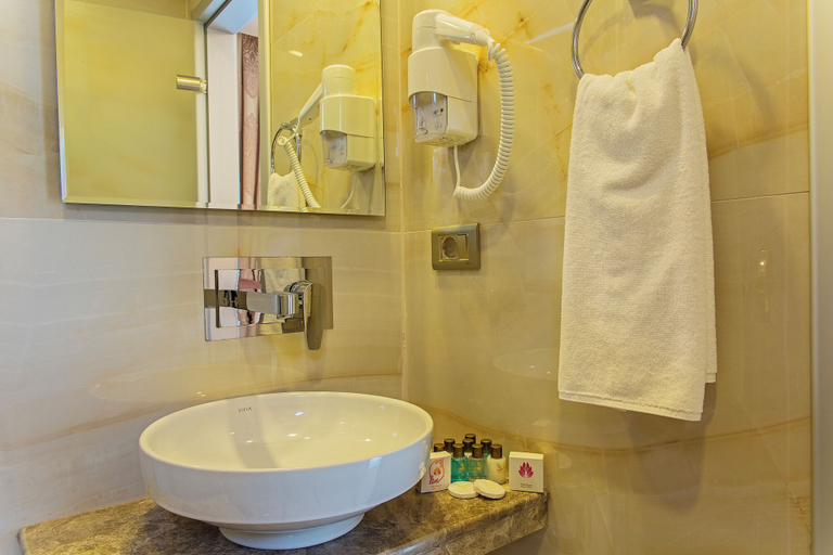 Bathroom 5, Grand Naki Hotel, Fatih