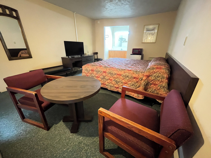 Bedroom 5, Mountain Empire Motel, Johnson