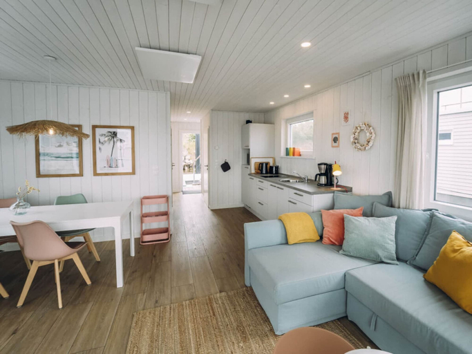 Dining 5, Attractive Houseboat on the Lake, Ostholstein