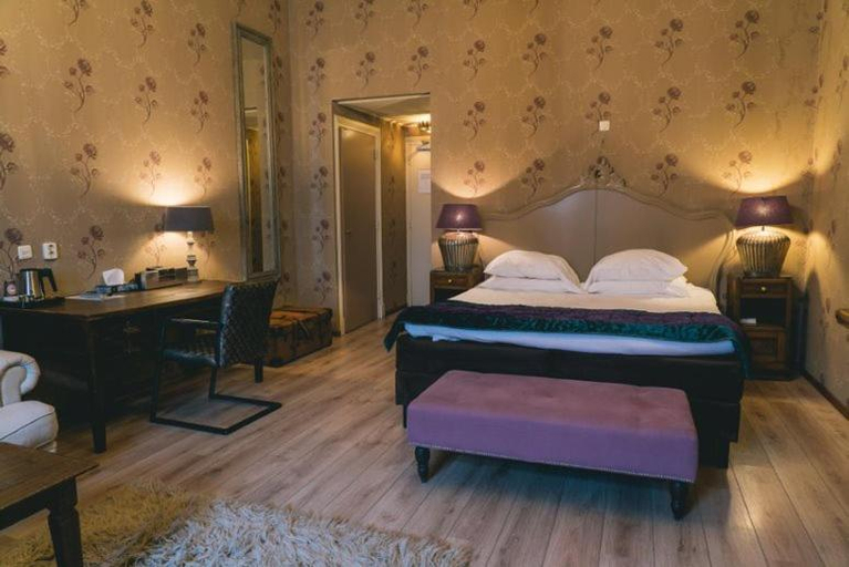 Others 4, Augusta Hotel, Velsen