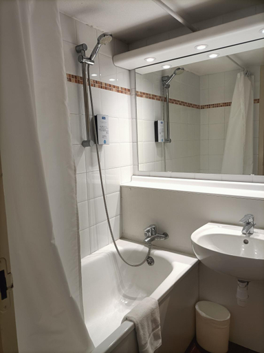 Bathroom 4, Kyriad Geneve - Saint Genis Pouilly, Ain