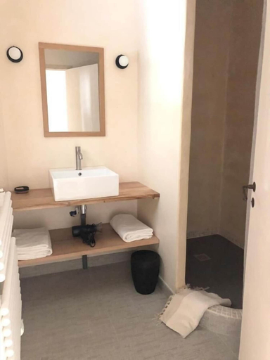 Bathroom 5, Fleurs de Lin, Ille-et-Vilaine