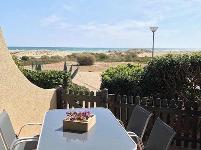 3, Villa T2, 4 pers, face a la mer, terrasse, parking prive, a 400m des commerces, plage devant! - FR-1, Aude