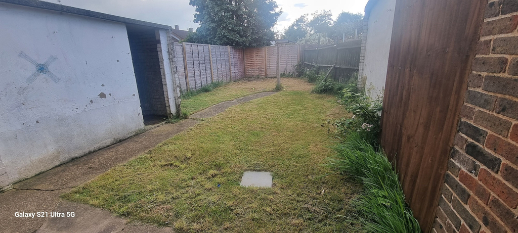 Property grounds 5, 3 Bed House Sleeps 5 - Parking, Garden, Pets, Slough