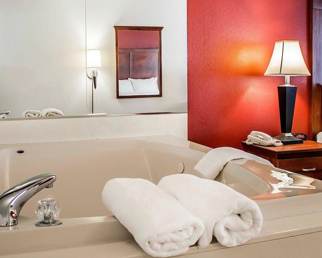 Bathroom 4, Quality Inn Lima Northeast, Allen
