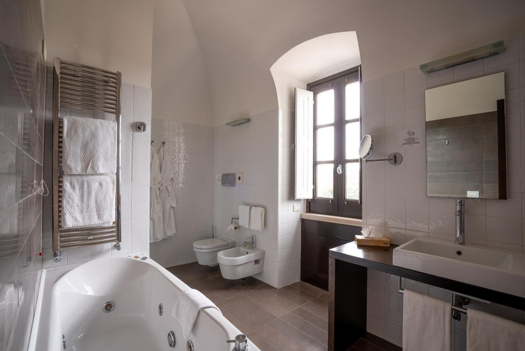 Bathroom 3, San Tommaso, Bari