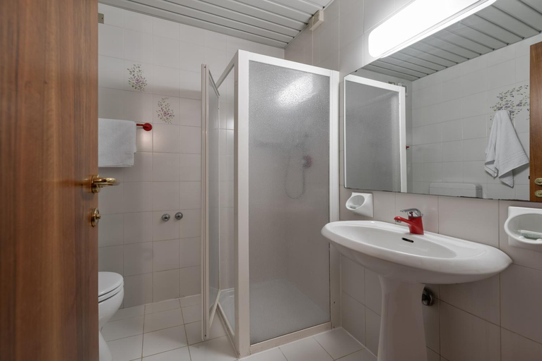 Bathroom 5, Hotel Royal, Verona