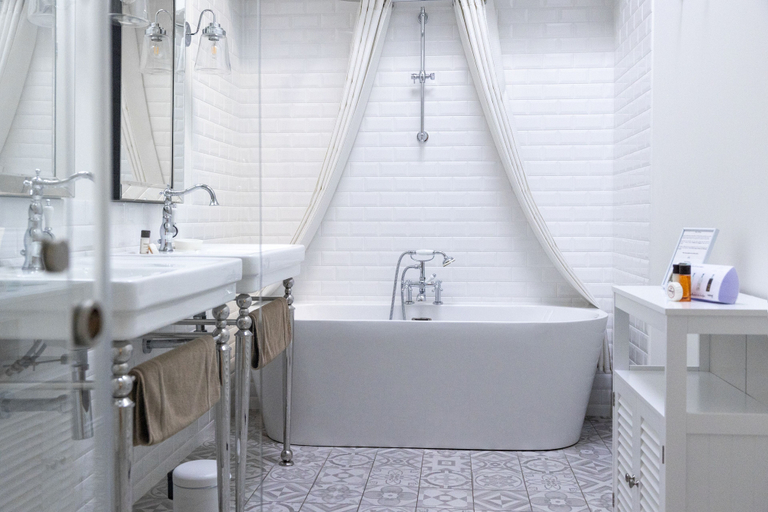 Bathroom, Château Gassies, Gironde