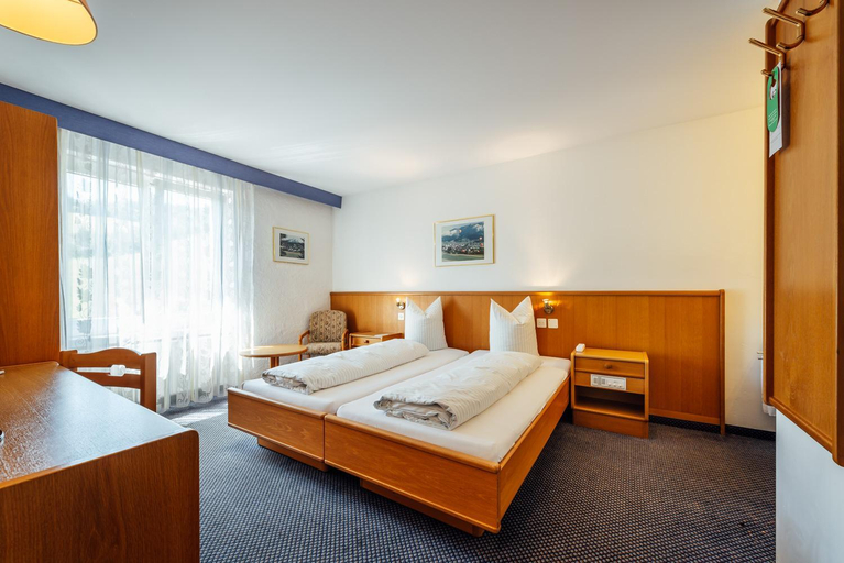 Bedroom 2, Hotel-Restaurant Bellevue, Imboden