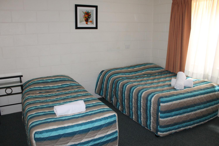 Bedroom 2, Oasis Inn Apartments, Cairns