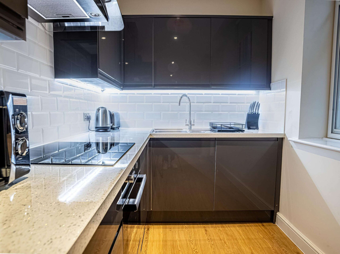 Private kitchen, 3BR Waterfront Apt - 10 min to City Center Ipswich, Suffolk