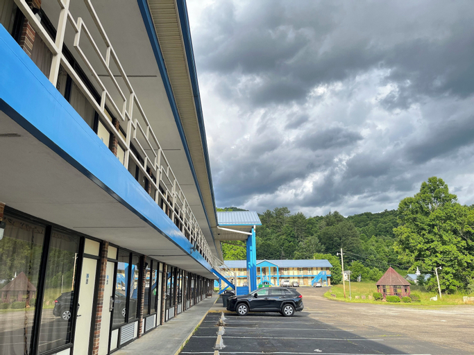 Mountain Empire Motel, Johnson