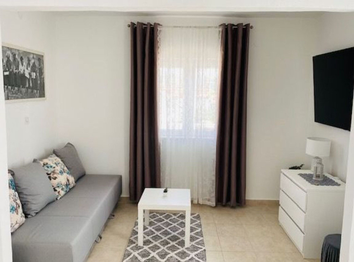 Others 5, Villa Brazza, Milna