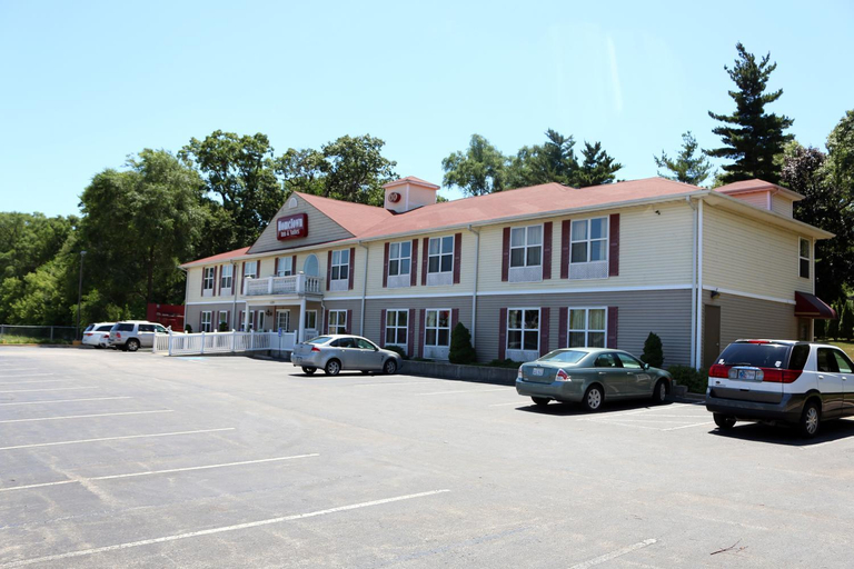 Others 4, Hometown Inn & Suites, Lake