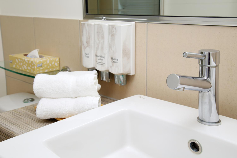 Bathroom 4, Cairns Central Plaza Apartment Hotel, Cairns
