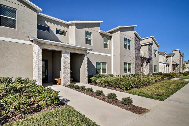 Disney-Area Townhome with Lanai and Resort Amenities!, Osceola
