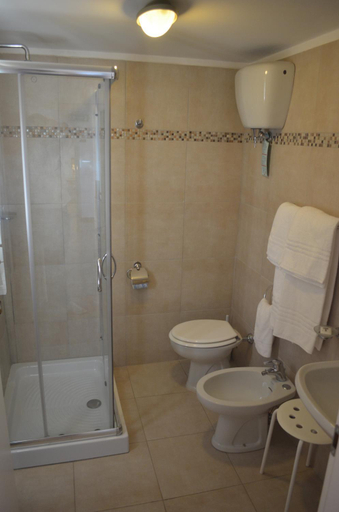 Bathroom 4, Hotel Paradiso, Perugia