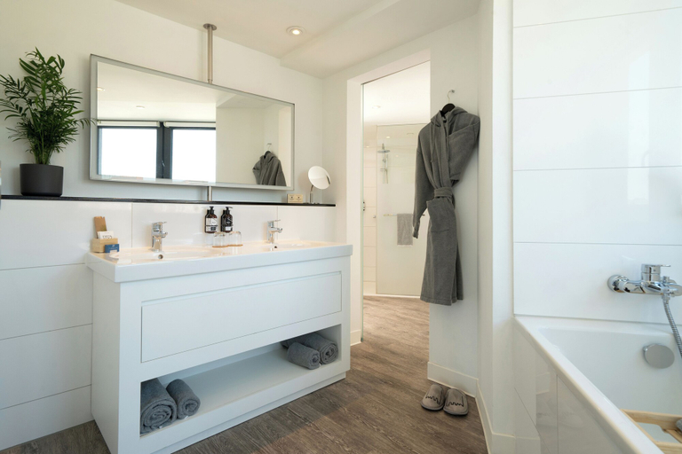 Bathroom 5, INNSiDE by Meliá Hamburg Hafen, Hamburg