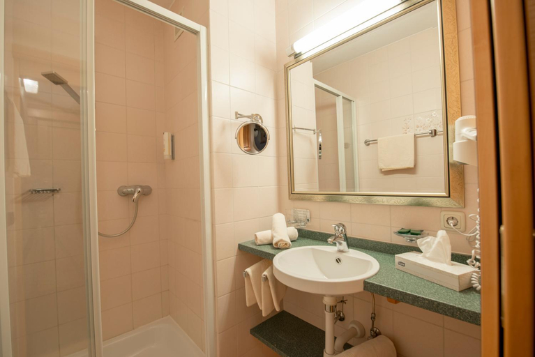 Bathroom 4, Hotel Riedl, Kitzbühel