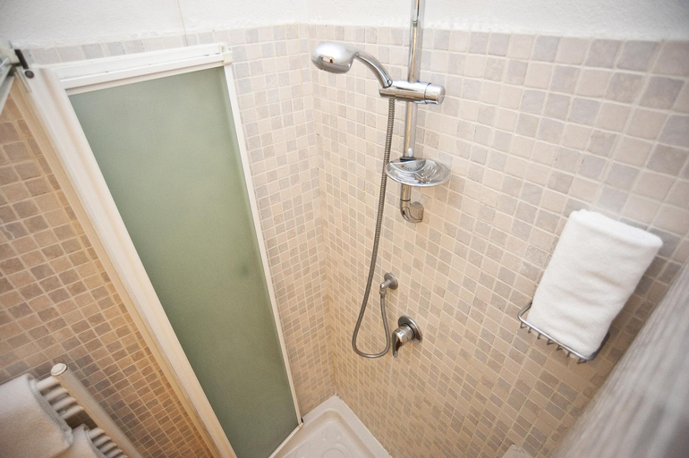 Bathroom 4, Hotel Scilla, Grosseto