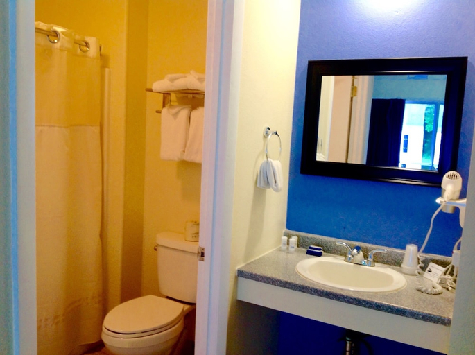 Bathroom 2, Beacon Inn and Suites, Grafton