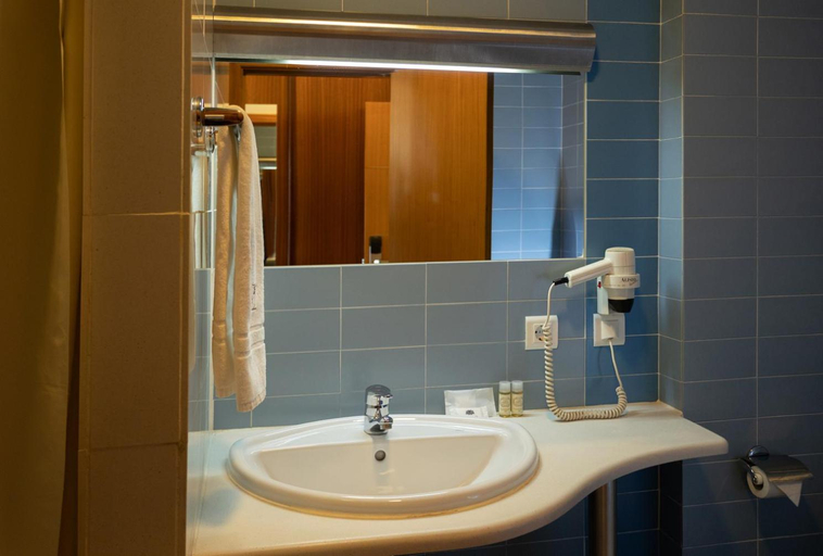 Bathroom 4, Hotel Pombalense, Pombal