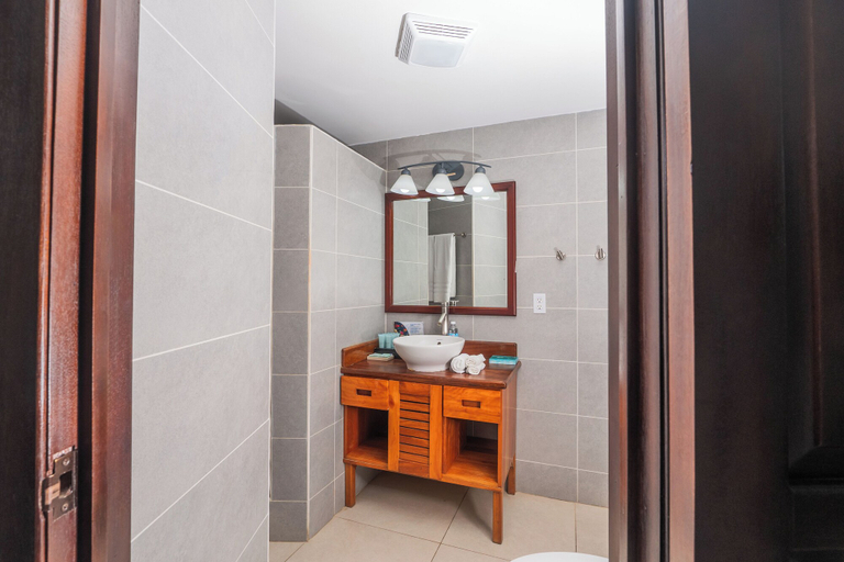 Bathroom 5, Paradise Beach Resort & Dive Center, Roatán