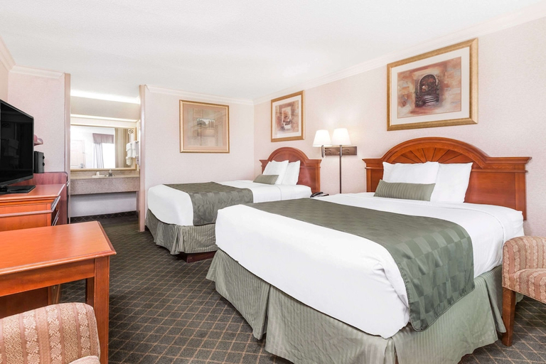 Bedroom 3, Ramada by Wyndham Macon, Bibb
