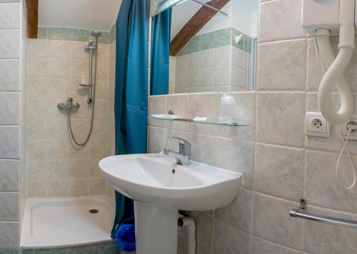Bathroom 3, Hotel de Paris, Hautes-Alpes