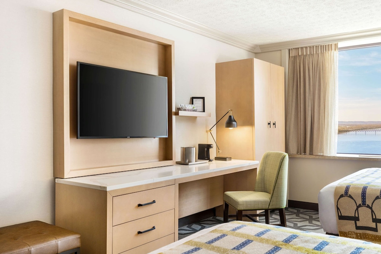 Bedroom 2, Galt House Hotel, Trademark Collection by Wyndham, Jefferson