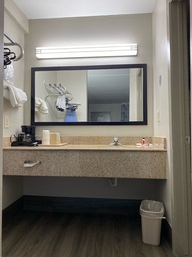 Bathroom 3, Red Roof Inn Leeds, Saint Clair