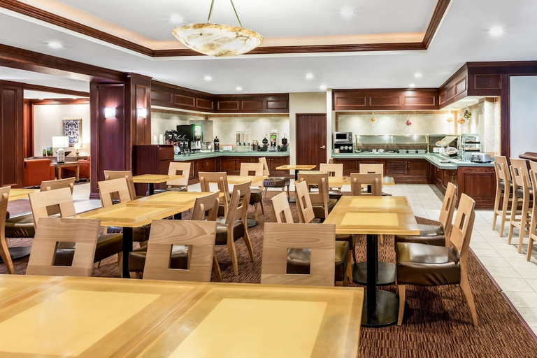 Food & Drinks 4, La Quinta Inn Suites Madison American Center, Dane