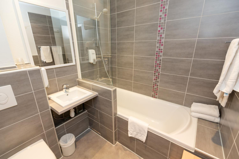 Bathroom 4, Cit'Hotel Les Alizes, Ille-et-Vilaine