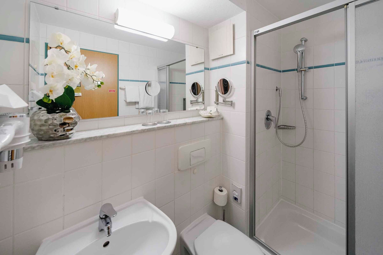 Bathroom 4, PLAZA INN Blankenburg Ditzingen, Sure Hotel Collection, Ludwigsburg