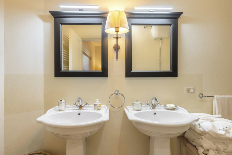 Bathroom 5, Rivo della Corte, Pistoia