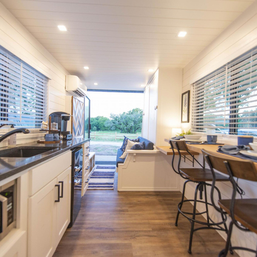Room 5, The Bluebonnet- Container Home Country Setting Near Waco Attractions, McLennan