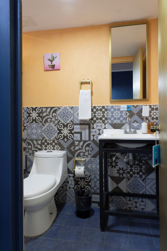 Bathroom 4, Mala Vecindad Centro Historico, Mexico City