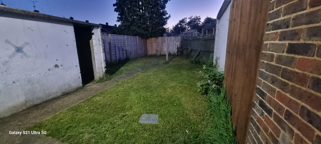 Property grounds 2, 3 Bed House Sleeps 5 - Parking, Garden, Pets, Slough