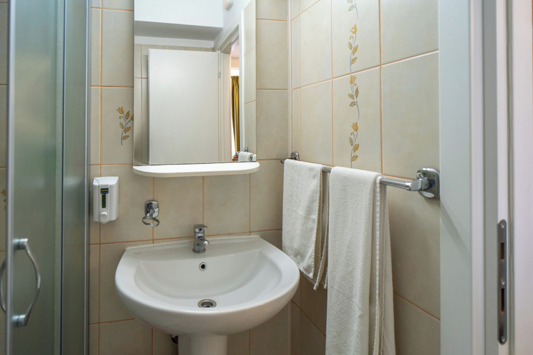 Bathroom 4, City Hotel Bucharest, Municipiul Bucuresti