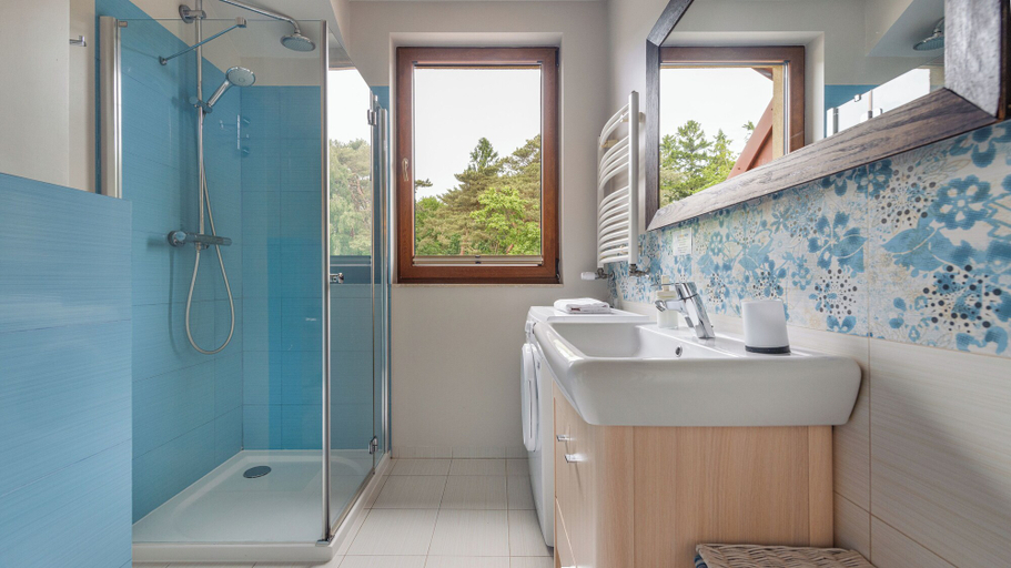 Bathroom 4, Karwia, Sun & Snow, Puck