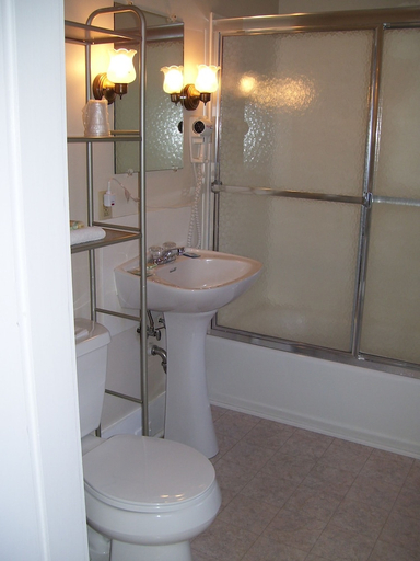 Bathroom 5, Thayers Inn, Grafton