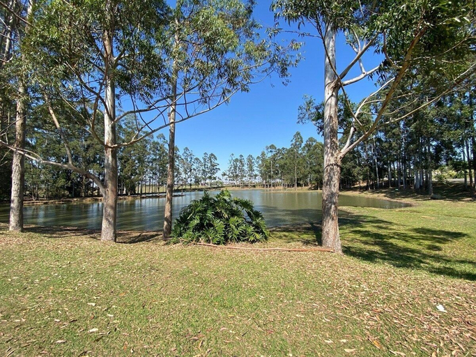 Property grounds 3, linda casa de campo nova em condominio, Quadra
