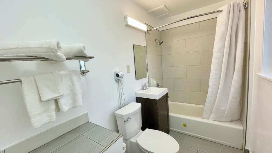 Bathroom 5, Ocean Inn, San Francisco