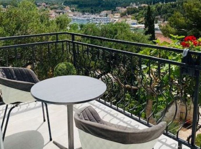 Others 4, Villa Brazza, Milna