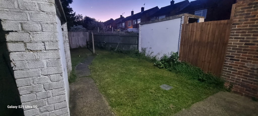 Property grounds 3, 3 Bed House Sleeps 5 - Parking, Garden, Pets, Slough