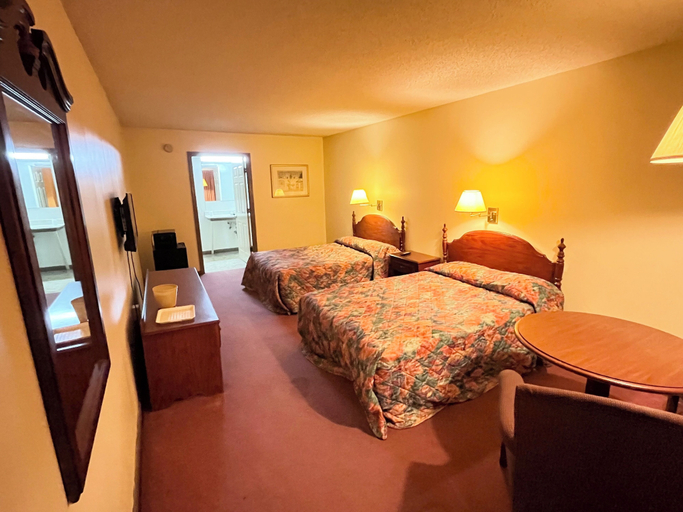 Bedroom 3, Mountain Empire Motel, Johnson