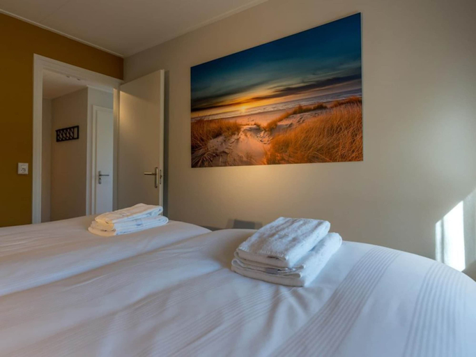 Bedroom 2, Island Getaway w Spa Bath, Texel