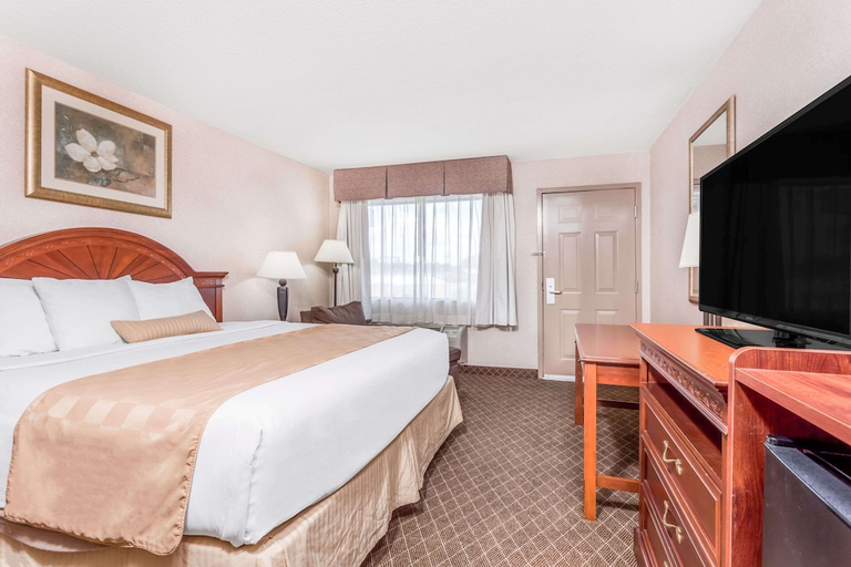 Bedroom 3, Ramada by Wyndham Macon, Bibb