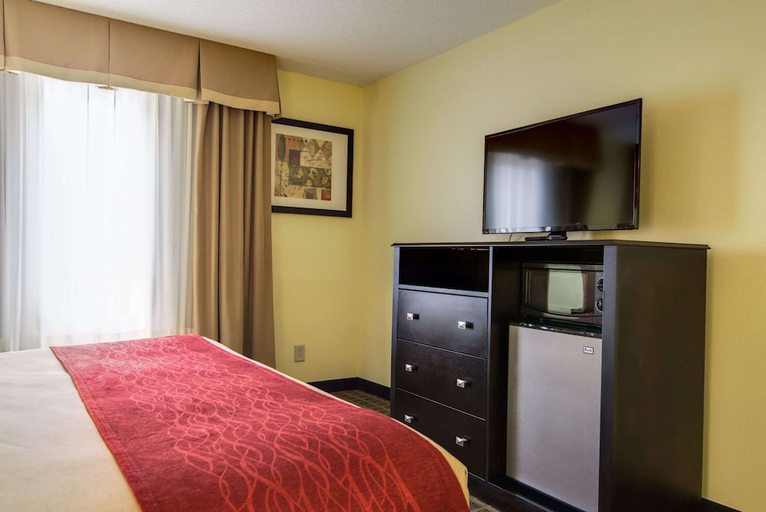 Bedroom 2, Comfort Inn And Suites Macon, Bibb